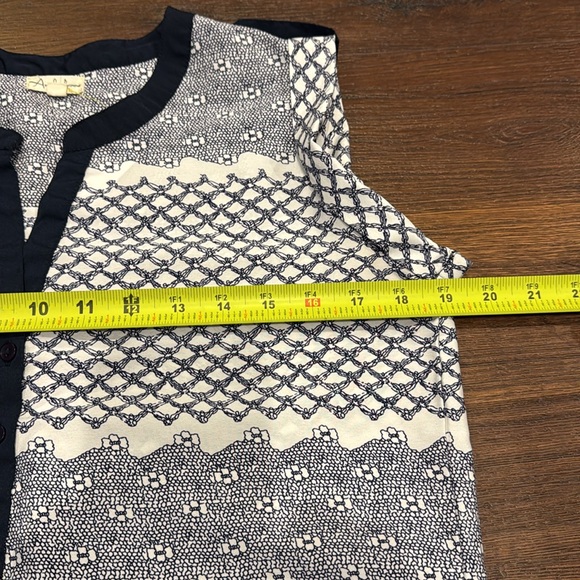 Antilia Femme Top Pre loved printed V-Neck Top with side slips. - Picture 5 of 7